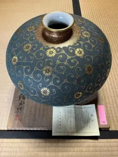 九谷焼 中田錦玉 仲田錦玉 錦玉造 盛金青粒画風 青粒鉄仙唐草 花器 花瓶106 仲田錦玉 九谷焼4号丸花瓶 渦打青粒盛金宝相華唐草 : 北山堂