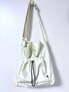 ホワイト ナイロン ドローストリングバッグ　通勤　通学　サイドポケット　絞り