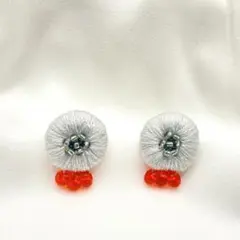 ヨウムカラーの刺繍ピアス　ハンドメイド