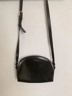 A.P.C ハーフムーン ブラック