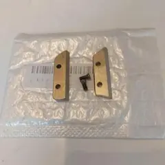 金属製ヒンジ部品とネジ