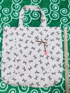 エコバッグ　リボン柄　大きめ 薄いピンク色　手提げバッグ