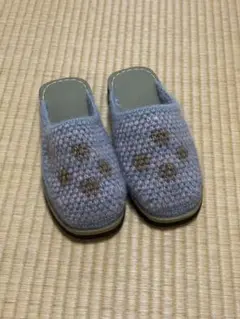 青色の編み物スリッパ
