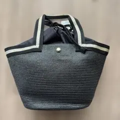ストライプハンドルの黒いトートバッグ