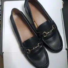 黒のレザー ローファー ゴールド金具付き