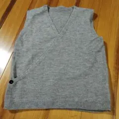 グレー ニットベスト Vネック ボタン付き