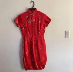 赤い刺繍入りチャイナドレス