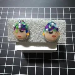 ユニークな顔デザインのピアス　レジンピアス