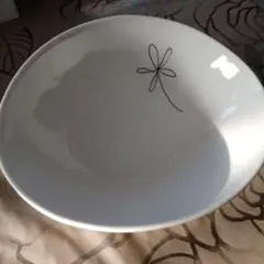 白い陶器製深皿 花模様