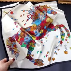 カラフル花と馬の刺繍スカーフ　100％シルク　約68cm 大判絹製スカーフ　上品