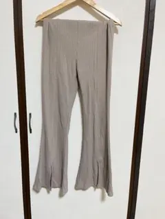 ベージュ リブ編み フレアパンツ スリット入り