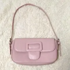 ショルダーバッグ　ピンク　バックル付き　横長
