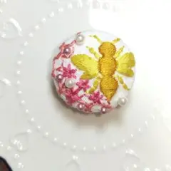 幸せをよぶ♪蜂の刺繍ブローチ