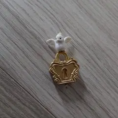 鳥のパーツ 鍵 オウム？