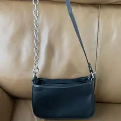 黒い合成皮革ショルダーバッグ　美品