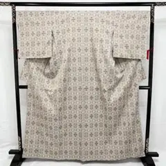 未使用品 お召し織り着物 亀甲に花柄模様 薄茶色系 正絹 お召