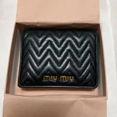 miumiu マトラッセ キルティング 二つ折り財布 ブラック