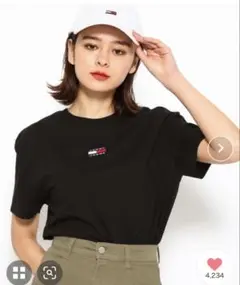 TOMMY JEANS バッジロゴTシャツ