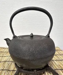 新品、未使用品、付属品付　敬典工房 正寿堂 山正造　１７型刷毛目　南部鉄瓶 Amazon.co.jp: 、付属品付 敬典工房 正寿堂 山正造 17型刷毛目