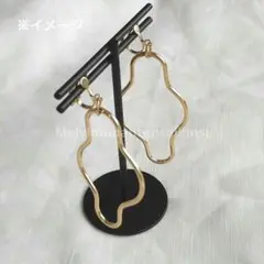 イヤリング 金 ゆらゆら うねうね ニュアンス モチーフ