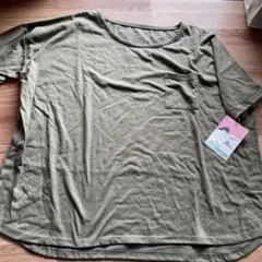 授乳しやすいオリーブ色Tシャツ