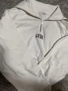 お値下げ中　GYDA ホワイト ジップアップ トレーナー