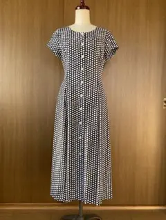 黒と白のドット柄ワンピース