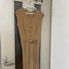 ベージュ ノースリーブ サロペット