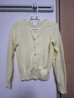 淡い黄色のカーディガン