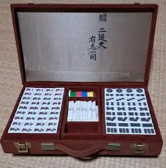 【骨董品】象牙調麻雀牌セット 木製収納箱付き 骨董品】象牙調麻雀牌セット 木製収納箱付き
