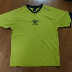 umbro 蛍光イエロー Vネックシャツ