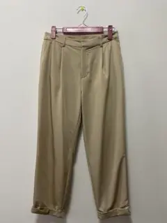 【定価】¥8,789（税込）ベージュのロールアップテーパードパンツ