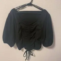 黒いバルーン袖トップス
