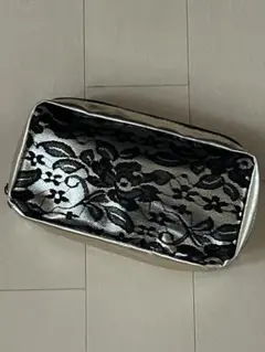 【美品】レースデザイン ★ポーチ★ 黒と銀
