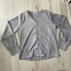 fifth くるみボタンVネックサテンブラウス