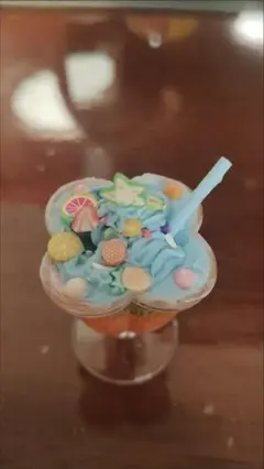 青いアイスクリームカップ フルーツトッピング