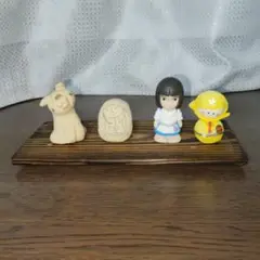 犬と女性と黄色いキャラクターのフィギュアセット