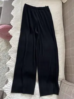 ユニクロ黒 プリーツパンツ Sサイズ