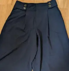 ３日まで GU　黒いボタン付きキュロットパンツ　Мサイズ