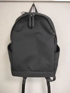 ブラックナイロンバックパック