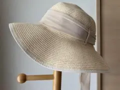 ベージュのリボン付き麦わら帽子