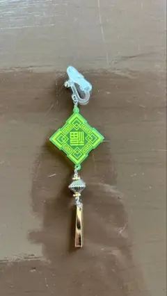 usomuso 倒福 緑×白 イヤリング 【片耳のみ】