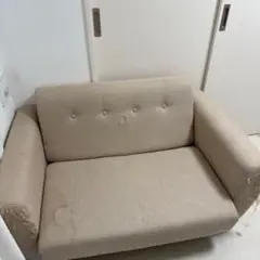 ベージュ ボタン付き 2人掛けソファ