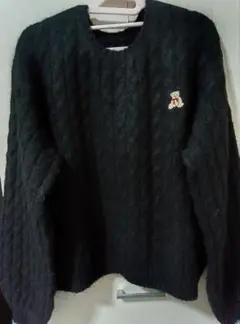 くま刺繍ケーブルニット