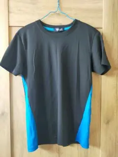 黒と青のシンプルTシャツ