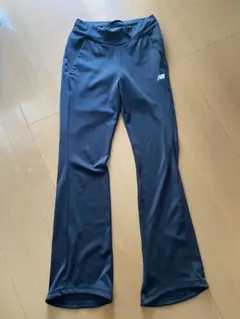New Balance フレアパンツ 黒