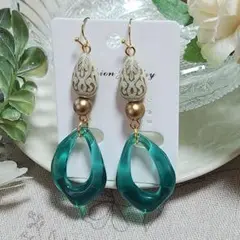 ピアス　(大きめ)　マットゴールド樹脂パール&エメラルド雫リング