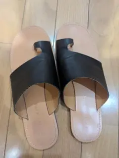 黒レザーオープントゥサンダル