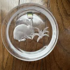 ウサギと植物のガラス皿