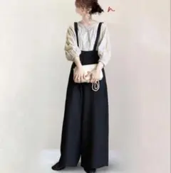 黒のジャンプスーツ